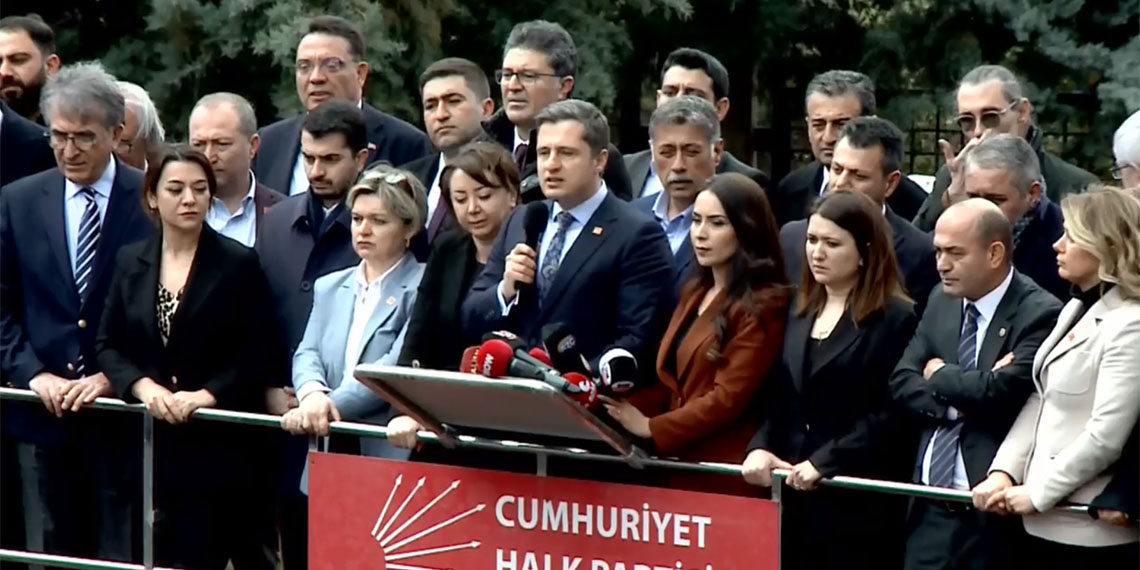 CHP Sözcüsü Deniz Yücel, "Ülkeyi rehin almaya çalışanlara sesleniyoruz: Sandıktan kaçmayın! Mertçe mücadele edin! Oylarımızla, irademizle, örgütlü gücümüzle, bu hukuksuzluğa dur diyelim!" dedi.