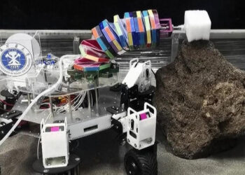 Çinli bilim insanları altı bacaklı robot geliştirdi