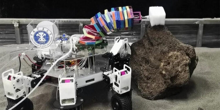 Çinli bilim insanları altı bacaklı robot geliştirdi