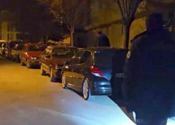 Park halindeki 10 otomobili çizip dikiz aynalarını kırdılar
