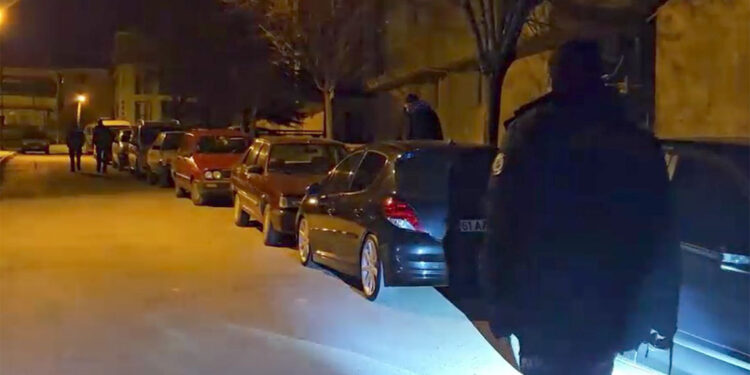 Park halindeki 10 otomobili çizip dikiz aynalarını kırdılar