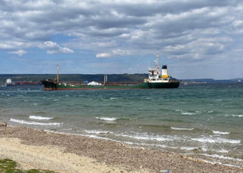 Çanakkale Boğazı'nda sürüklenen tanker karaya oturdu