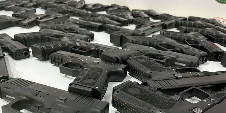 Çeşme Limanı'nda 138 tabanca ele geçirildi