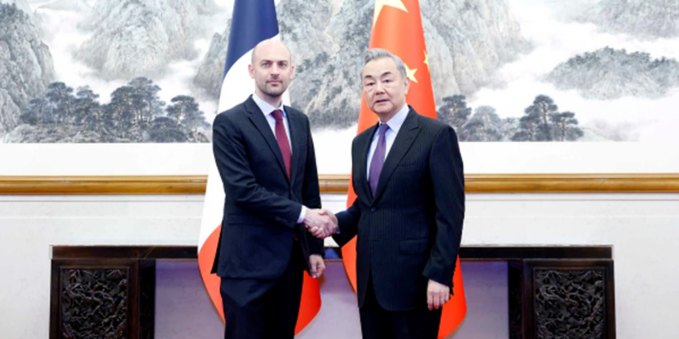 Çin ve Fransa dışişleri bakanları bir araya geldi