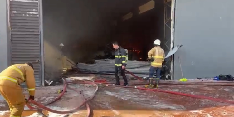 Cizre'de gıda imalathanesinin deposu yandı