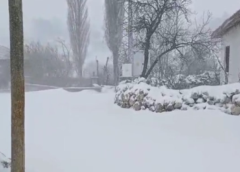 Çorum’da kiraz ağaçları çiçek açarken, yüksek kesimlere kar yağdı