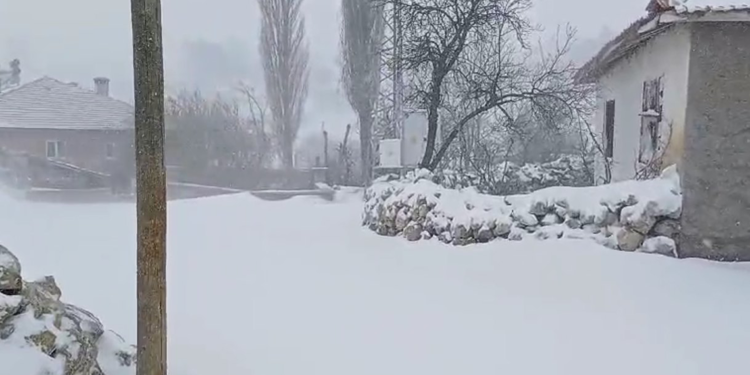 Çorum’da kiraz ağaçları çiçek açarken, yüksek kesimlere kar yağdı