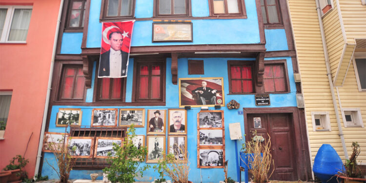 Dedelerinin mübadele dönemindeki hayatlarını Rum evinde yaşatıyor