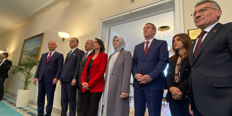 DEM Parti heyetinden, AK Parti grubuna ziyaret
