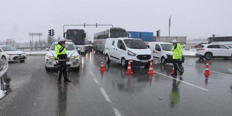 Denizli-Antalya kara yolunda kar yağışı