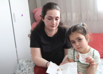 Depremden kaçıp yerleştikleri prefabrik evin çocuk odası kurşunlandı
