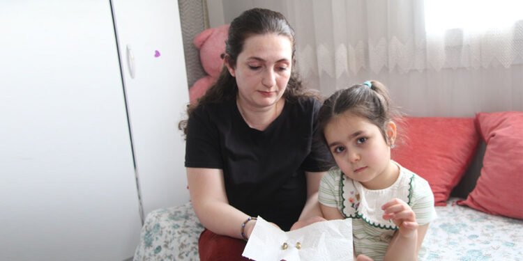 Depremden kaçıp yerleştikleri prefabrik evin çocuk odası kurşunlandı