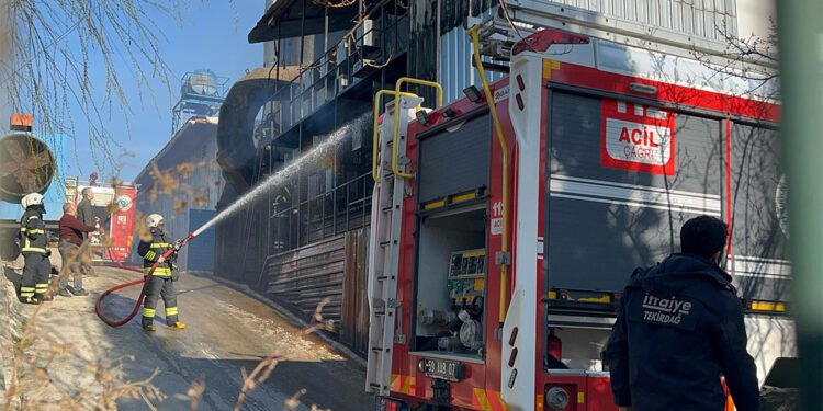 Suni deri fabrikasında çıkan yangın söndürüldü