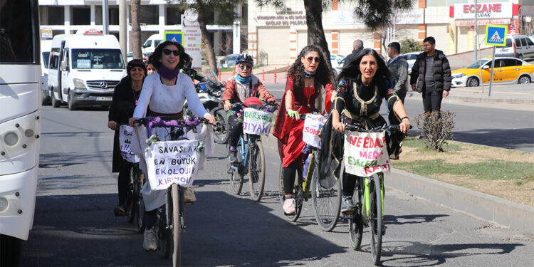 Diyarbakır'da kadınlar, ‘8 Mart’ için pedal çevirdi