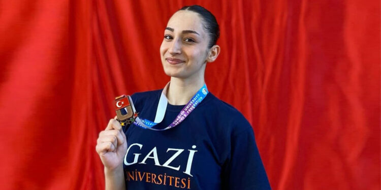 Milli karateci Sena Kızılaslan Türkiye 3'üncüsü oldu