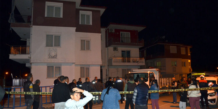 Duvarlarında çatlaklar oluşan 2 katlı bina tahliye edilip, mühürlendi