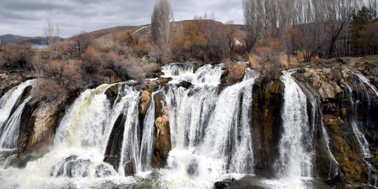 Debisi yükselen Muradiye Şelalesi'nden güzel görüntüler