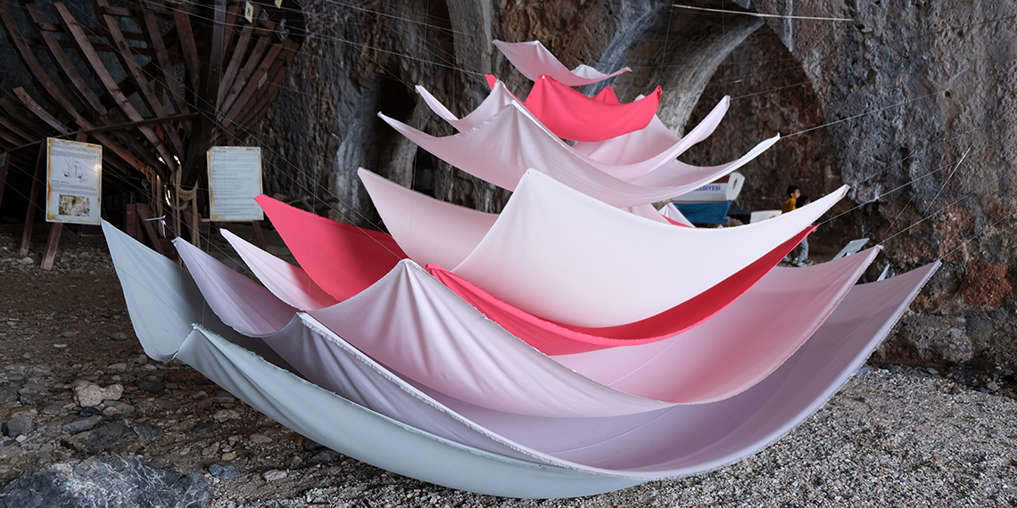 Deprem enkazından topladığı demirlerle yaptığı eseri sergide