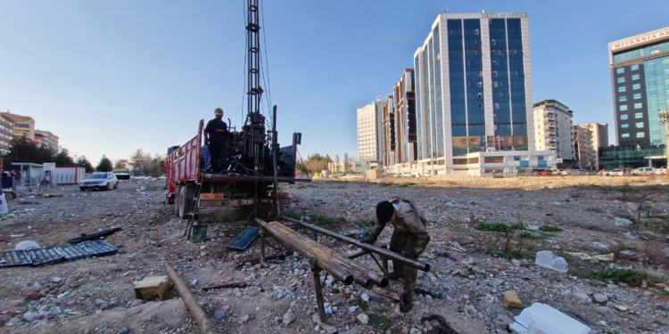 Depremde yıkılan Galeria Sitesi'nde ilk kazma vuruldu