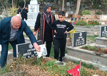 Depremzedeler, arife gününde mezarlıkları doldurdu