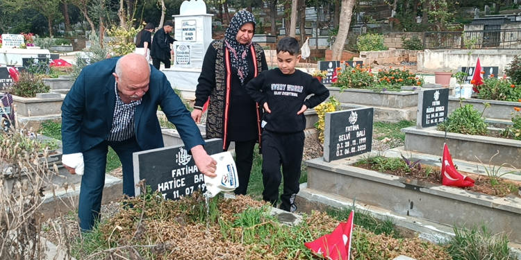 Depremzedeler, arife gününde mezarlıkları doldurdu