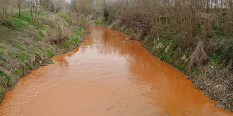Dinsiz Deresi'nin rengi kırmızıya döndü