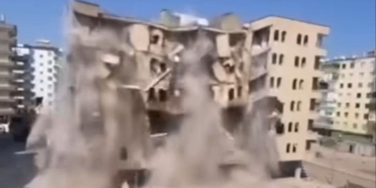 Diyarbakır'da 6 katlı bina yıkım sırasında çöktü
