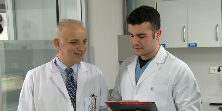 Doktor baba-oğul birlikte hayat kurtaracak