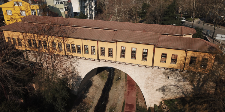 Dünyanın ilk çarşılı köprüsü Irgandı, zanaatkarlara ev sahipliği yapıyor