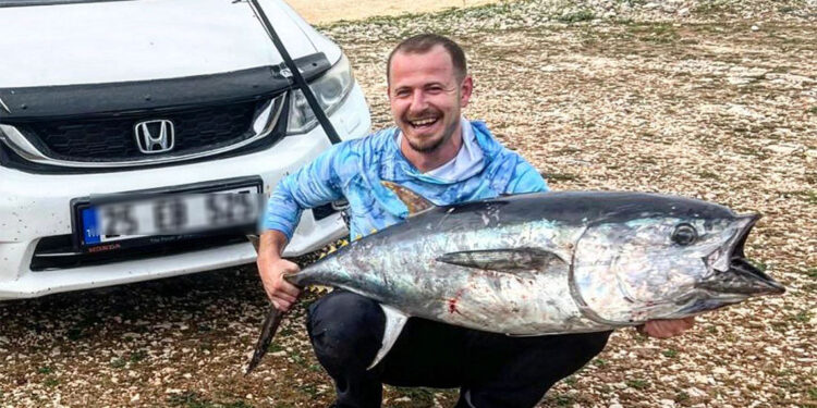 Amatör balıkçı 30 kilo ağırlığında orkinos yakaladı