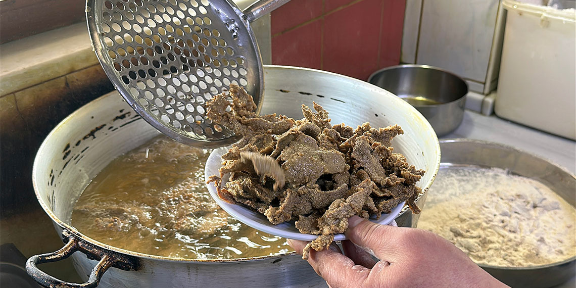 Edirne'de, porsiyonu 300 lira olan kentin önde gelen gastronomi lezzeti tava ciğerin yeni fiyatı 360 lira oldu.