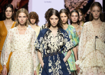 Emre Erdemoğlu'nun yeni kadın koleksiyonu Moskova Moda Haftası'nda