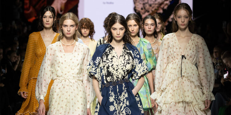 Emre Erdemoğlu'nun yeni kadın koleksiyonu Moskova Moda Haftası'nda