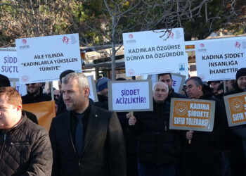 Erkekler siyah kıyafet giyip kadına yönelik şiddete karşı yürüdü