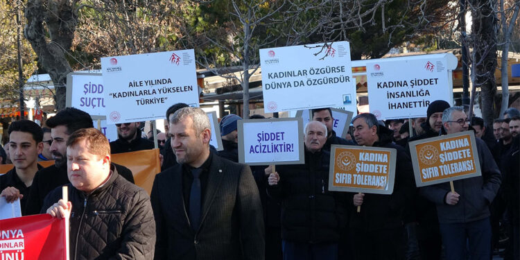 Erkekler siyah kıyafet giyip kadına yönelik şiddete karşı yürüdü