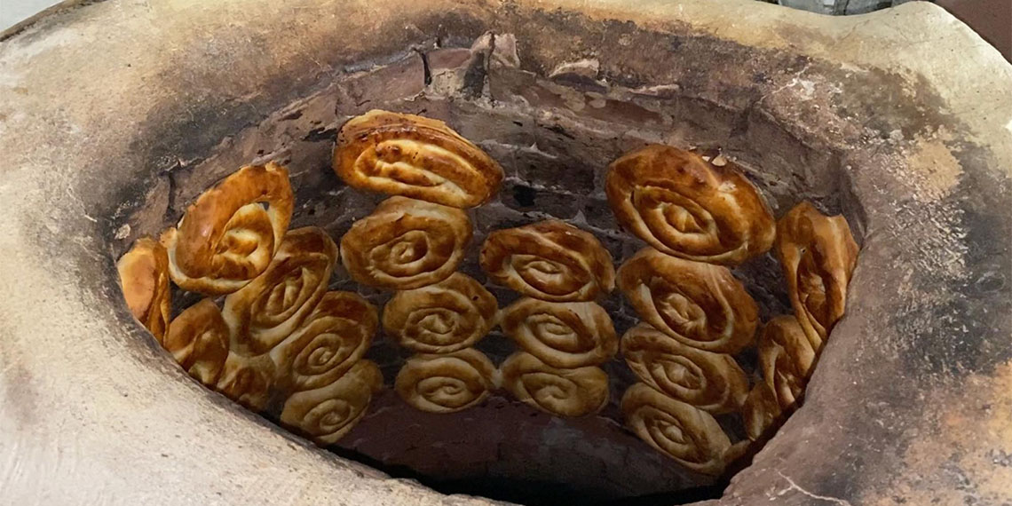 Erzincan'da vatandaşlar iftar sofralarında tandır ekmeği, sahurda ise keteden vazgeçmiyor.