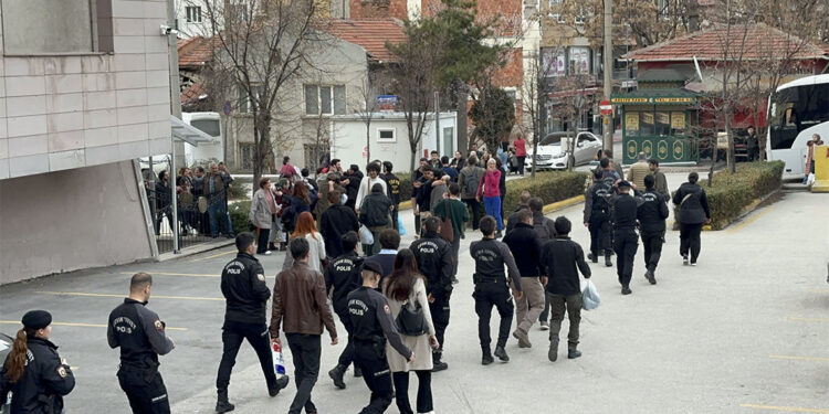 Eskişehir'de Ekrem İmamoğlu protestoları; 14 öğrenci adli kontrolle serbest