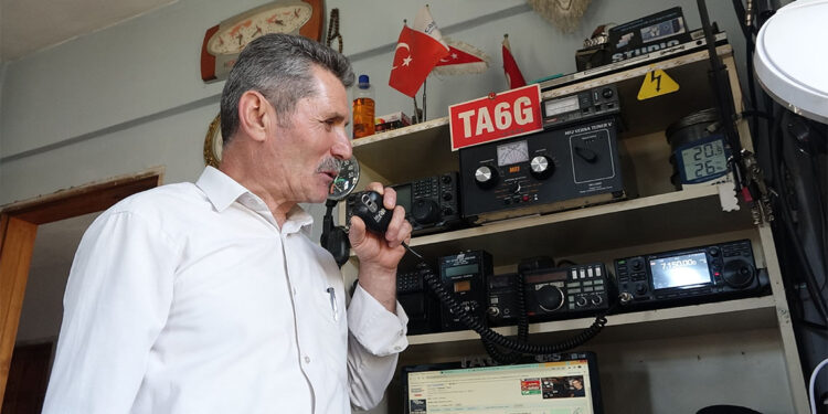 Evine kurduğu telsiz istasyonuyla dünyanın dört bir yanına sesleniyor