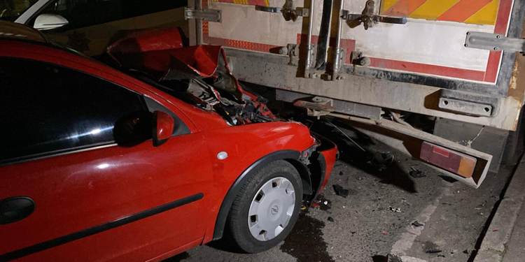 Ehliyetsiz ve alkollü sürücü, kamyona çarptı: 5 yaralı