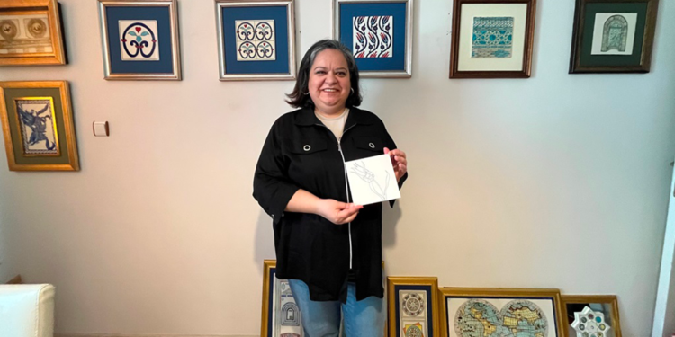 Emeklilikte başladığı tezhip sanatıyla süslediği çinileri görücüye çıkardı