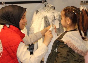 Erzincan'da gönüllü gençler, bayram öncesi çocukları sevindirdi