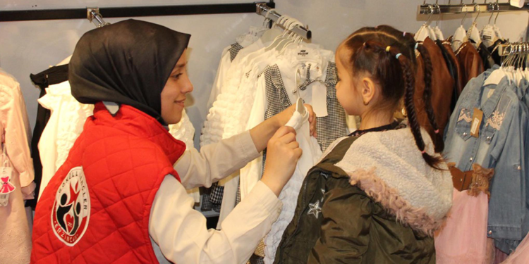 Erzincan'da gönüllü gençler, bayram öncesi çocukları sevindirdi