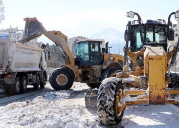 Erzurum'da günde 500 kamyon kar şehir dışına taşınıyor