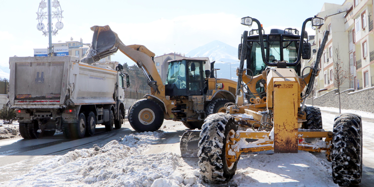 Erzurum'da günde 500 kamyon kar şehir dışına taşınıyor