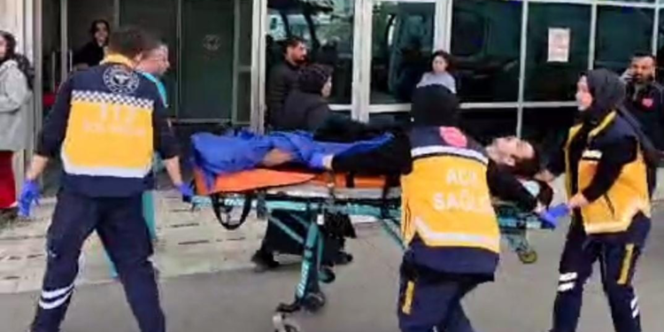 Evinde karşılaştığı kişi ve eşini bıçakladı