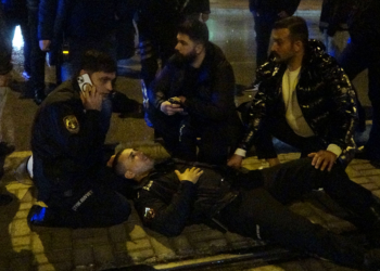 Eylemde göğsüne parke taşı isabet eden polis yaralandı