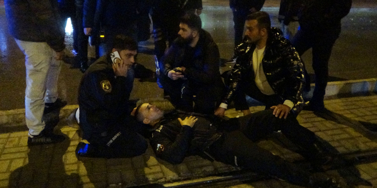 Eylemde göğsüne parke taşı isabet eden polis yaralandı