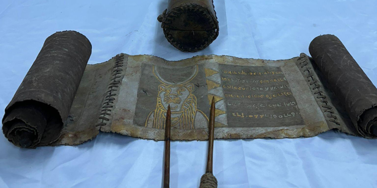 Eyüpsultan’da bin 200 yıllık altın yazmalı Tevrat ele geçirildi