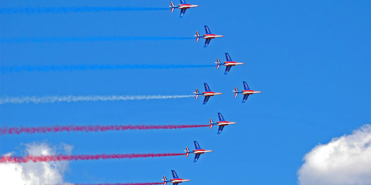 Akrobasi uçuşu yapan iki gösteri uçağı havada çarpıştı