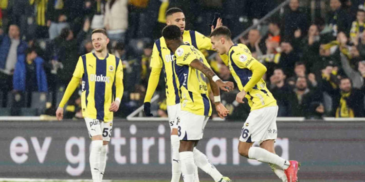 Fenerbahçe, lider Galatasaray ile puan farkını 4’e indirdi